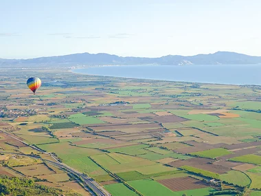 El cielo de la Costa Brava: vuelo en globo de 1h con reportaje fotográfico para 2 personas