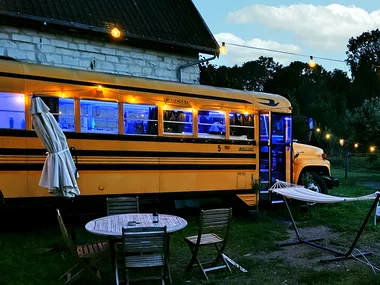 Unieke overnachting met diner in een Amerikaanse schoolbus