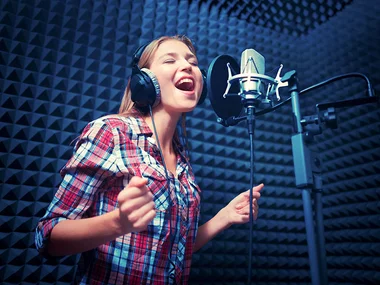 Enregistrement d'une chanson en duo dans un studio près de Lausanne