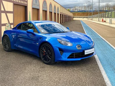 Runden im Alpine A110 S auf der Rennstrecke Anneau du Rhin in Frankreich