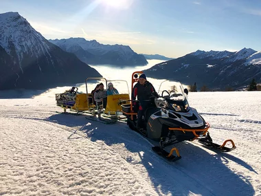 Gourmet-Ausflug in die Höhe mit Fondue und Schneemobilfahrt in Aquila im Tessin