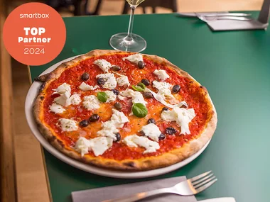 Italiensk pizza med antipasti, dessert og vin hos MaMeMi