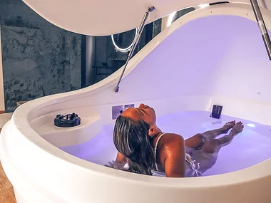 Massage und Floating-Sitzung in Rolle
