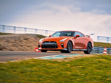 Rijden in een Nissan GTR op het circuit van Mettet