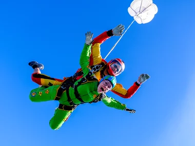 Salto en tándem de 4000 metros con Skydive en Portugal para 2 personas