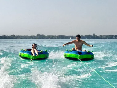 Adrénaline sur l'eau : tour en bouée tractée Donut sur le lac de Constance
