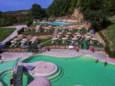 Terme di Sorano: ingresso alle piscine termali con percorso benessere e light lunch per 2
