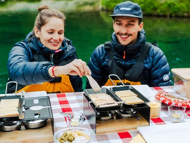 Raclette-Abend auf dem Rafting-Schlauchboot im Engadin
