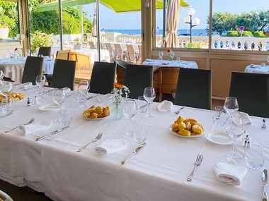 Repas gastronomique avec vue sur la mer près de Martigues au restaurant Les Girelles