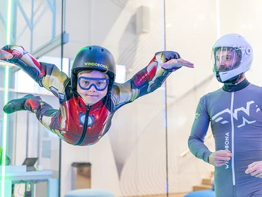 Vuelo en túnel de viento en Madrid para niños con WINDOBONA