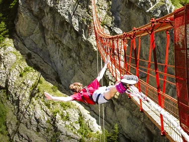 Sensations extrêmes lors d'un saut à l'élastique une tyrolienne dans le canton du Valais