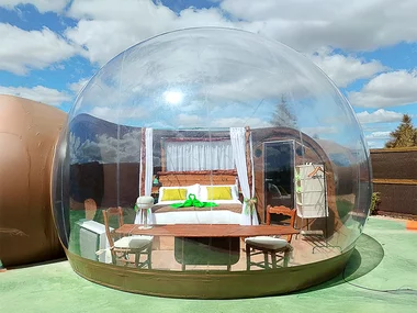 ¡Romance bajo las estrellas!: 1 noche y botella de vino en Cosmoveros Bubble Experience