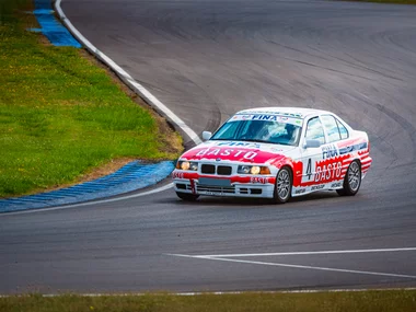 Stage de pilotage : 6 tours sur le circuit du Val de Vienne en BMW Superberline 2.0