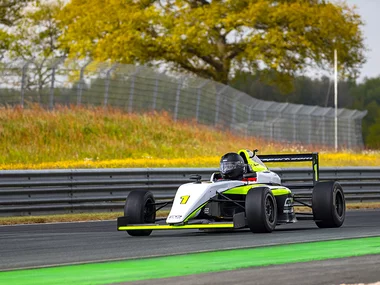 14 Runden purer Nervenkitzel im Formel 4 Tatuus T014 auf dem Circuit du Laquais