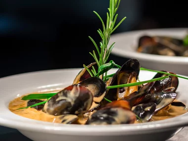 Repas exquis pour 2 personnes à la table d'un prestigieux restaurant français