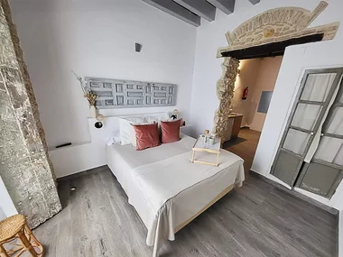 ¡Descubre Medina Sidonia, Cádiz!: 1 noche y desayuno en Alojamientos Plaza de España