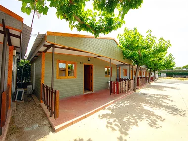 Camping Carlos III, Córdoba: 1 noche con desayuno en cabaña deluxe para 3 personas