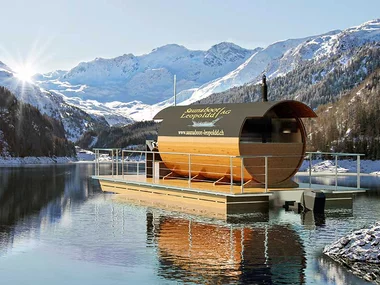 Wellness auf dem Wasser in einer schwimmenden Sauna auf dem Obersee