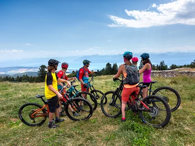 Tour notturno di 3h in e-Mountain Bike al chiaro di luna con fonduta nel Giura