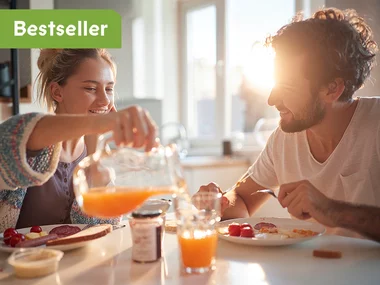 Petit-déjeuner romantique à la maison ou au restaurant