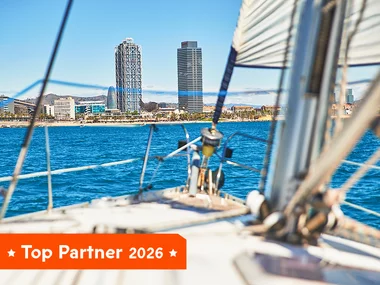 Paseo en velero o catamarán al atardecer en Barcelona