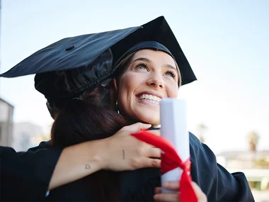 Celebra la graduación a lo «Cum laude»