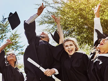 ¡Enhorabuena por tu graduación!: 1 cena, actividad de relax o aventura para 1 o 2 personas