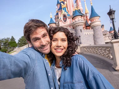 Ingresso data a scelta per 2 adulti a 2 Parchi Disneyland® Paris e 1 notte in hotel a Parigi