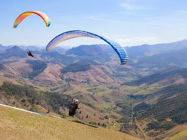 Matrimonio ad alta quota: 1 avventura adrenalinica in volo per novelli sposi