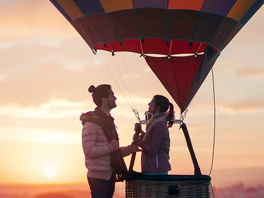 Auguri agli sposi: 1 emozionante volo in mongolfiera per un matrimonio unico