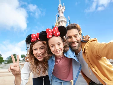 Ingresso data a scelta per 2 adulti e 1 bambino a 2 Parchi Disneyland® Paris e 1 notte in hotel a Parigi