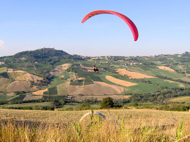 Volo tandem in parapendio con foto a Voghera per 1 persona