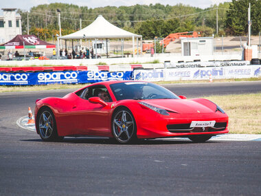 Giovani in pista: 1 giro da copilota in Ferrari 458 e video