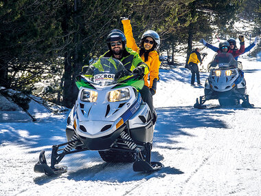 Ruta en moto de nieve biplaza y alquiler de raquetas de nieve para 2 personas