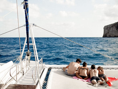 Ruta en catamarán al atardecer para 2 adultos y 1 niño