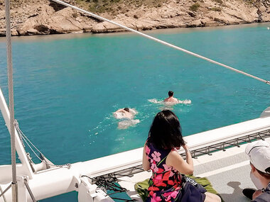 Ruta en catamarán con fondeo en cala y comida para 2 adultos y 2 niños
