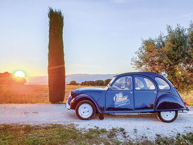 Balade romantique en 2 CV sur fond de coucher de soleil en Provence