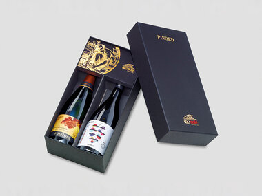 Bodegas Pinord a domicilio: botella de vino tinto, cava y chocolates artesanos