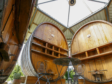 1 nuit insolite dans un tonneau en bois avec un verre de vin
