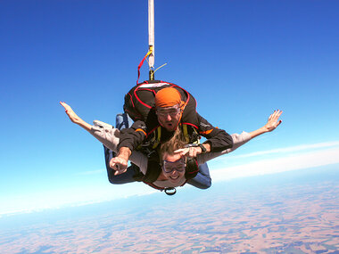 Saut en parachute sensationnel depuis l’aérodrome de Péronne