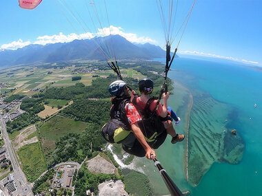 Abenteuer in der Höhe: 20-minütiger Tandem-Gleitschirmflug über dem Genfersee