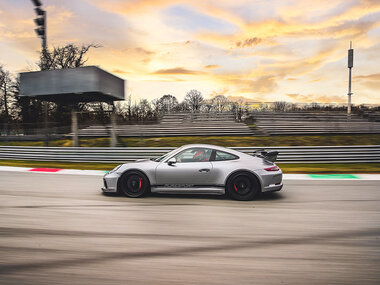 Guida Porsche 911 GT3: 2 giri su pista presso l'Autodromo del Mugello