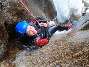 Cours de canyoning de 4h pour 2 débutants dans le canton du Tessin