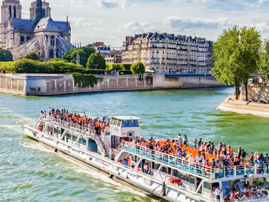 Croisière sur la Seine en bateau-mouche en famille pour 2 adultes et 1 enfant