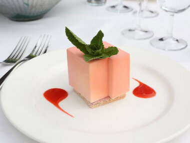 Découverte de Paris lors d’un dîner croisière Prestige sur la Seine pour 2 adultes et 1 enfant