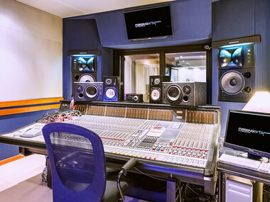 Passione per la musica: sessione di registrazione in studio professionale con fonico