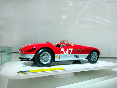 Emozioni Ferrari: ingresso al Museo Enzo Ferrari per 2 adulti e 1 ragazzo