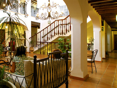 ¡Entre olivares! 1 noche con cena en el Hotel Huerta de las Palomas 4*