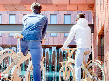 Fietstocht doorheen Antwerpen op een houten fiets voor 1 persoon
