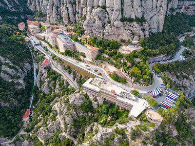 ¡Montserrat Tour en helicóptero!: 1 vuelo compartido de 15-20 min para 2 personas
